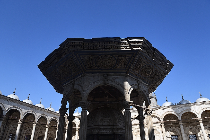 82 MAK_6955.jpg - Nel grande cortile interno è situato la fontana delle abluzioni usata dai fedeli per le purificazioni rituali prima della preghiera.
